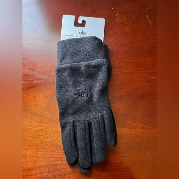 NWT Alo Yoga Performance Fleece Gloves  Size Medium - Picture 2 of 3